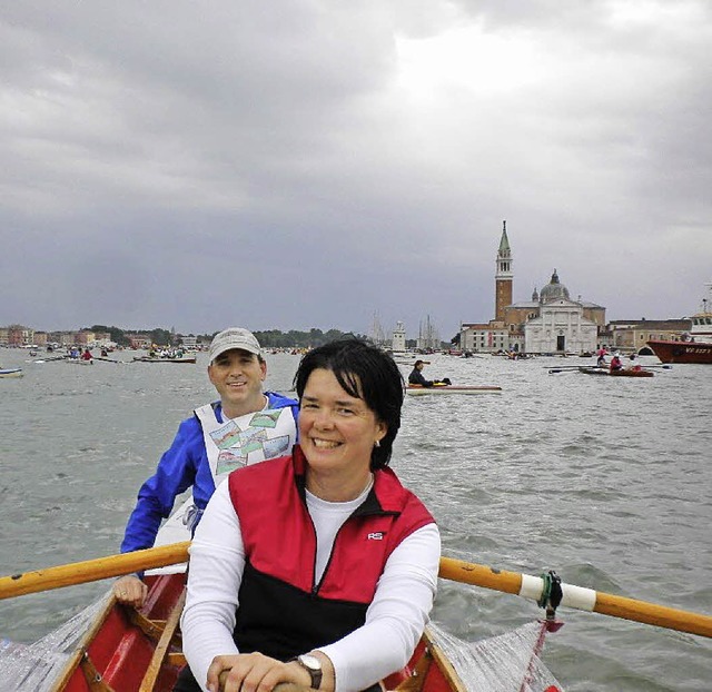 Strahlende Gesichter unter tief hngen...utz am Start der Vogalonga in Venedig   | Foto: Daniel Giebson