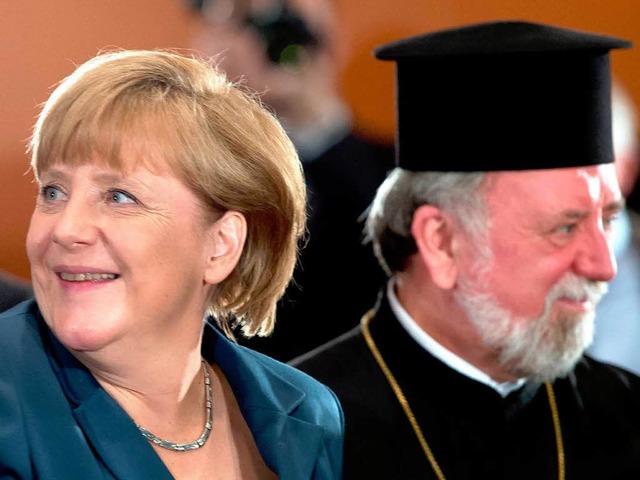 Kanzlerin Angela Merkel auf dem Integr...dem Erzpriester Apostolos Malamoussis.  | Foto: dpa