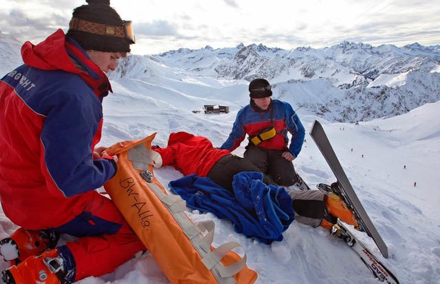 Bergwachtanwrter ben auf dem Nebelhorn bei Oberstdorf  | Foto: dpa