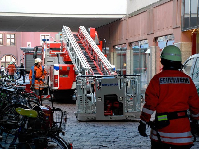 Die Berufsfeuerwehr bei einem Brand am Freiburger Kartoffelmarkt  | Foto: Peter Disch