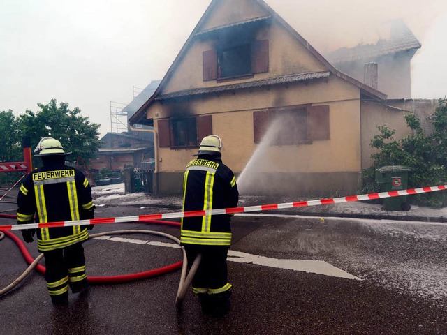 Lscharbeiten und Brandwache: Am 13. M...Tag am Ort des Geschehens beschftigt.  | Foto: dpa