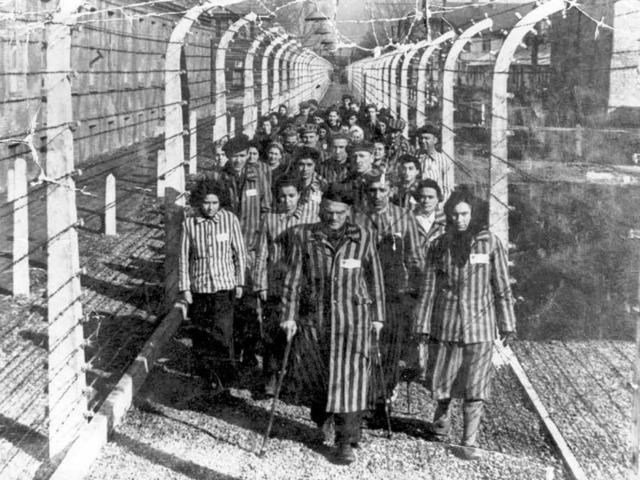 berlebende des KZ Auschwitz ein Tag nach der Befreiung am 28. Februar 1945.  | Foto: afp