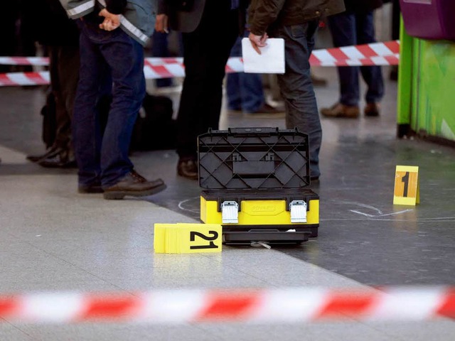 Die Polizei sichert den Tatort in Paris.  | Foto: AFP