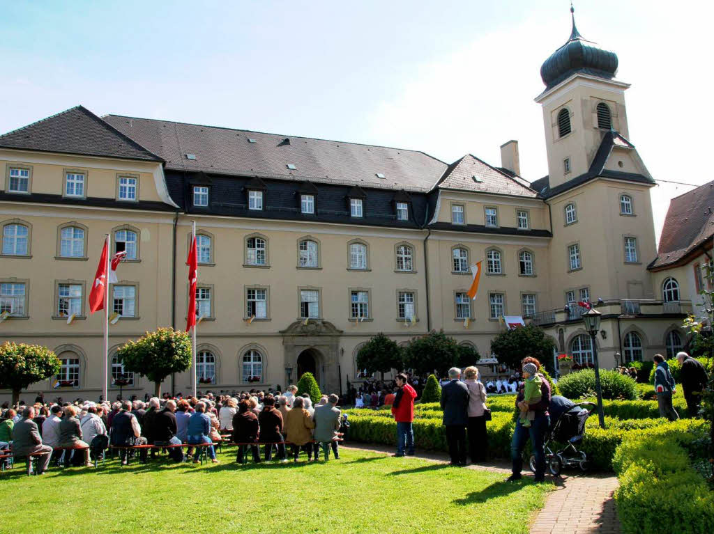 Der Himmel hielt dicht, so dass die Fronleichnamsprozess in Heitersheim, wo sie immer sehr prchtig ausfllt, unbeeintrchtigt war.