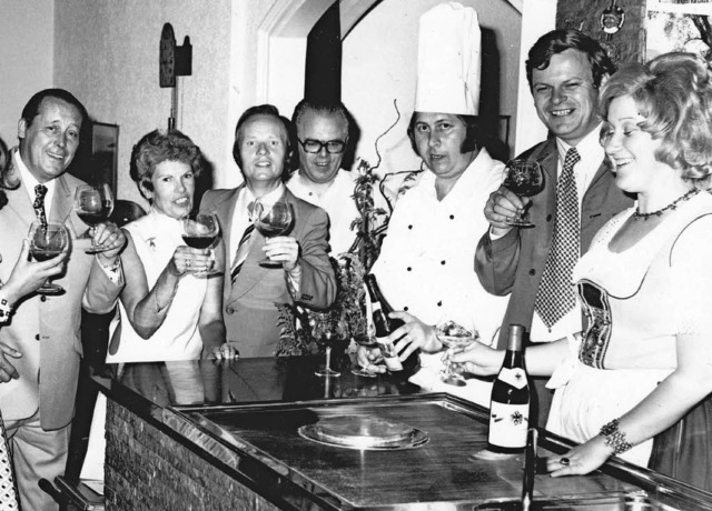 Auf dem Foto in der Badischen Weinstub...r Helmut Eitenbenz und Emmi Schindler.  | Foto: Privat