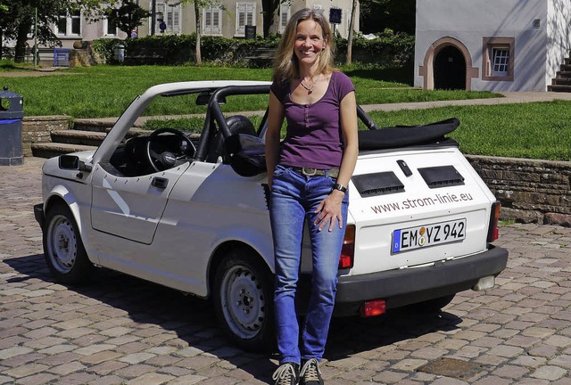 Hanna Brummack  mit ihrem selbst umgersteten Elektroauto.  | Foto: VDE Sdbaden e.V./Georg Stanossek