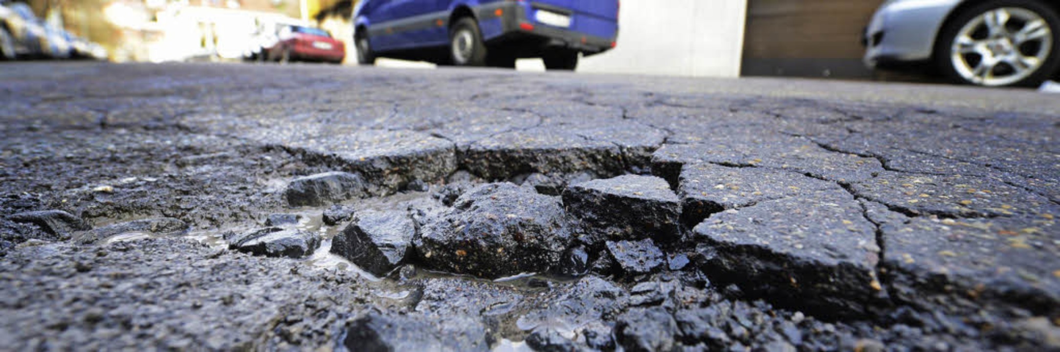 Wie berall in der Region gibt es auch...tenheim sanierungsbedrftige Straen.   | Foto: dpa