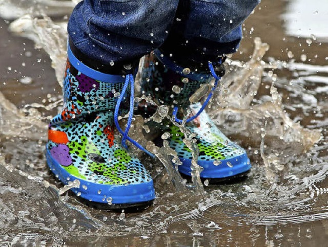 Und manche springen lieber in  Pftzen, statt im Freibad zu baden.    | Foto: dpa