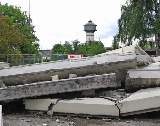 Die Baufirma errichtet ein Zwischenlag...Kaufhauses Blum nahe der Richterwiese.  | Foto: Ralf Staub