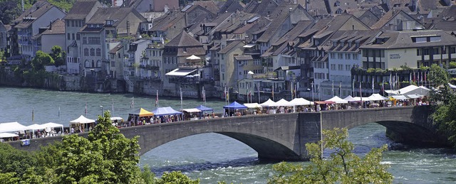 Blick auf die Stnde des Festivals der...d die Altstadt von Rheinfelden/Schweiz  | Foto: Franz Helbling