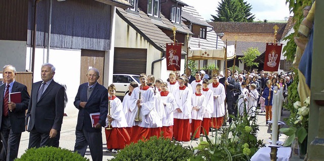 Viele Glubige nahmen an der Fronleichnamsprozession in Rimsingen teil.   | Foto: wolfgang schmitt