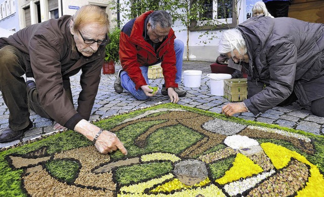 Frhschicht fr die Helfer bei den Hfinger Blumenteppichen.  | Foto: Krickl