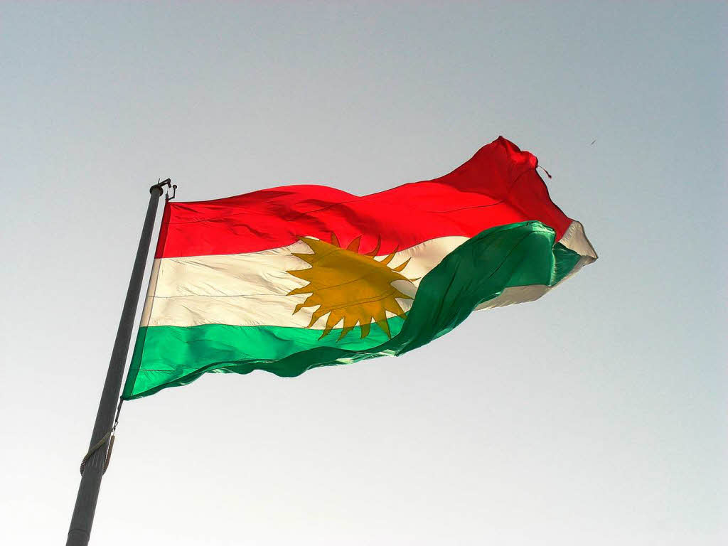 Die kurdische Flagge: Die Sonne mit 21 Strahlen ist ein altes Symbol der Kurden.