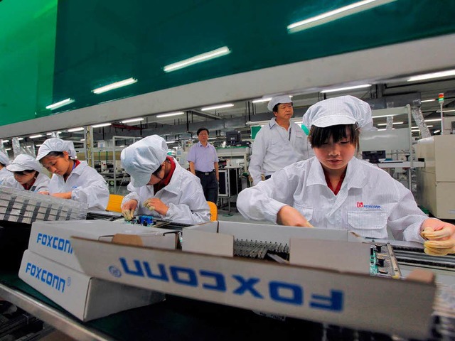 Wegen seiner Arbeitsbedingungen umstritten: Foxconn.  | Foto: dpa