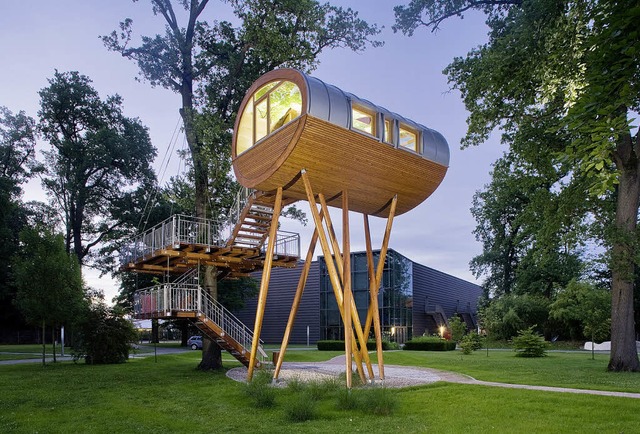 Architekt Andreas Wenning (siehe Leset...ieses Baumhaus auf Stelzen entworfen.   | Foto: Alasdair Jardine