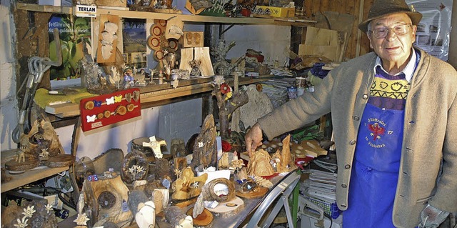 Heinrich Sanin in seiner kleinen Werkstatt mit einigen seinen Werken.   | Foto: Christiane Sahli