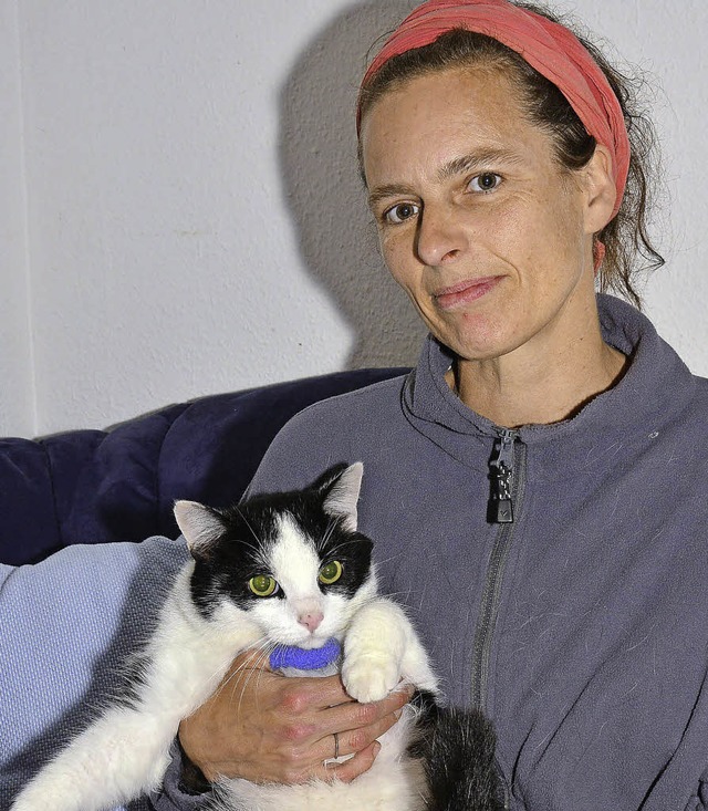 Anya Rappe-Immekus  mit dem  wohlgenhrten Kater  Karlos.  | Foto: derg