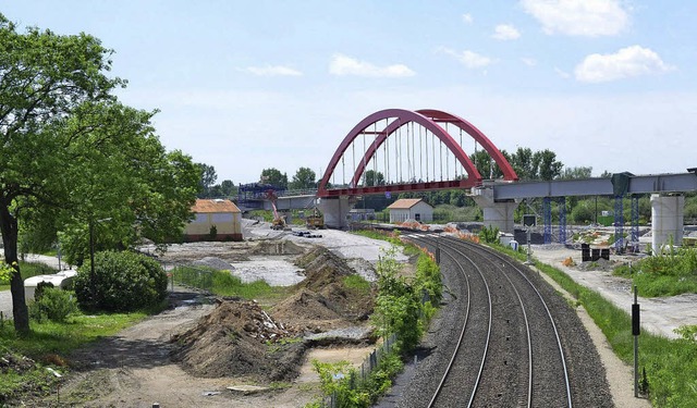 Die knallrote Brcke bei Eckersheim is... Gleisarbeiten der neuen TGV-Strecke.   | Foto: Bri