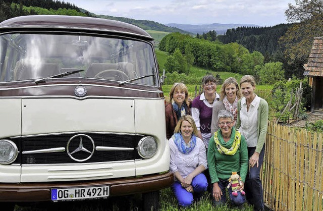 Sechs Frauen und ein Bus: Alexandra, P...a und Vroni (vorne knieend von links).  | Foto: Julius Steckmeister
