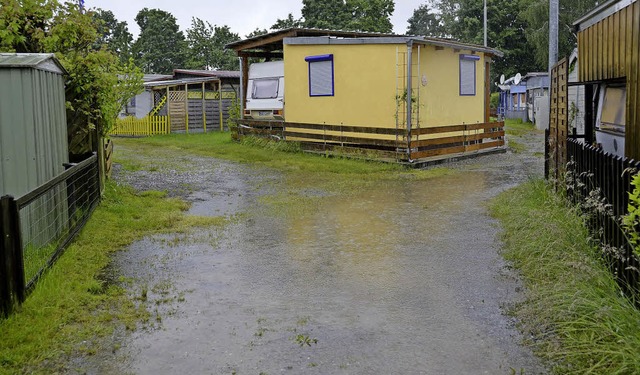 Flucht vor dem Regen: Auf dem Schutterner Campingplatz war gestern Land unter.  | Foto: Nikola Vogt