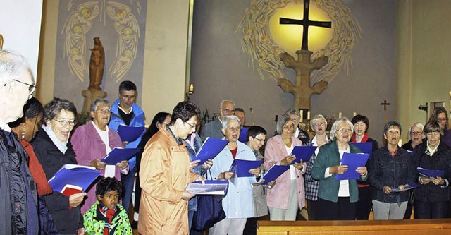 Der kumenische Kirchenchor bereichert...holiken im Fronleichnamsgottesdienst.   | Foto: Walter Bronner