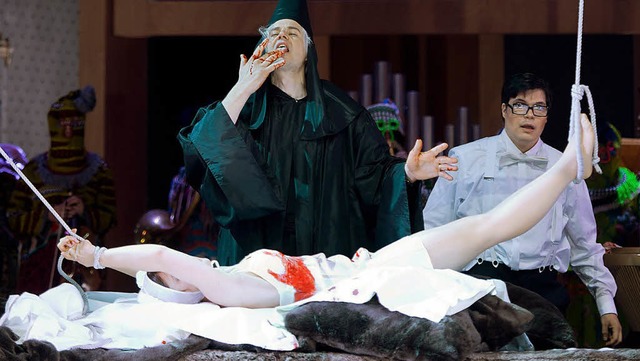 Raue Sitten: Don Giovanni (Peter Mattei, links) und Leporello (Ruben Drole)  | Foto: Monika Rittershaus