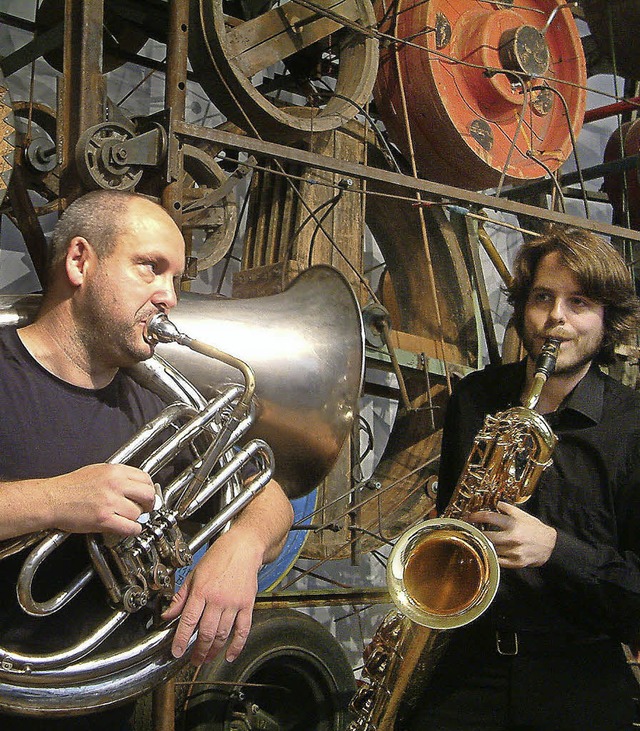 Duo vor der Tinguely-Musikmaschine: Dirk Amrein und Remo Schnyder   | Foto: R. Frey