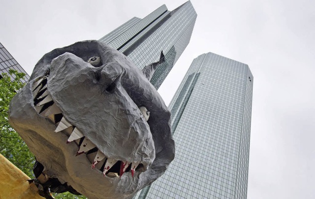 Protest vor den Trmen der Deutsche-Bank-Zentrale in Frankfurt  | Foto: dpa