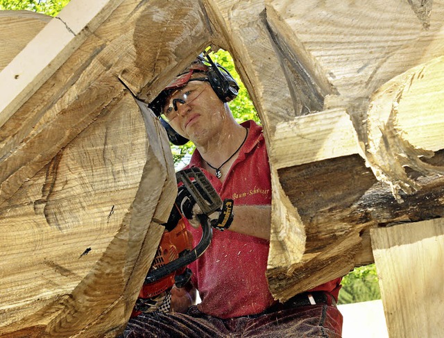 Der &#8222;Ofen&#8220; aus Eichen holz: Michael Hess bei der Arbeit    | Foto: Antje Ritzert