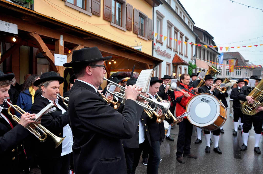 Auch Dauerregen konnte der guten Stimmung von Gsten und Honoratioren bei der Erffnungsfeier der Weintage nichts anhaben.