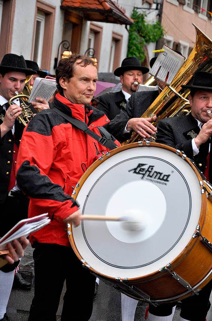 Auch Dauerregen konnte der guten Stimmung von Gsten und Honoratioren bei der Erffnungsfeier der Weintage nichts anhaben.