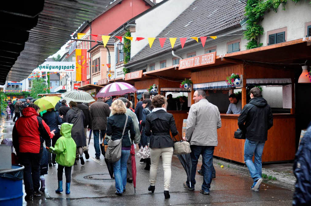 Auch Dauerregen konnte der guten Stimmung von Gsten und Honoratioren bei der Erffnungsfeier der Weintage nichts anhaben.