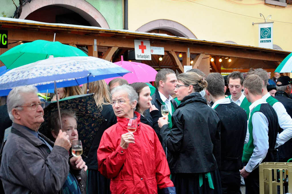 Auch Dauerregen konnte der guten Stimmung von Gsten und Honoratioren bei der Erffnungsfeier der Weintage nichts anhaben.