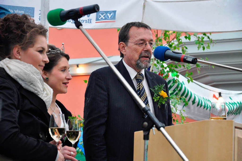 Auch Dauerregen konnte der guten Stimmung von Gsten und Honoratioren bei der Erffnungsfeier der Weintage nichts anhaben.