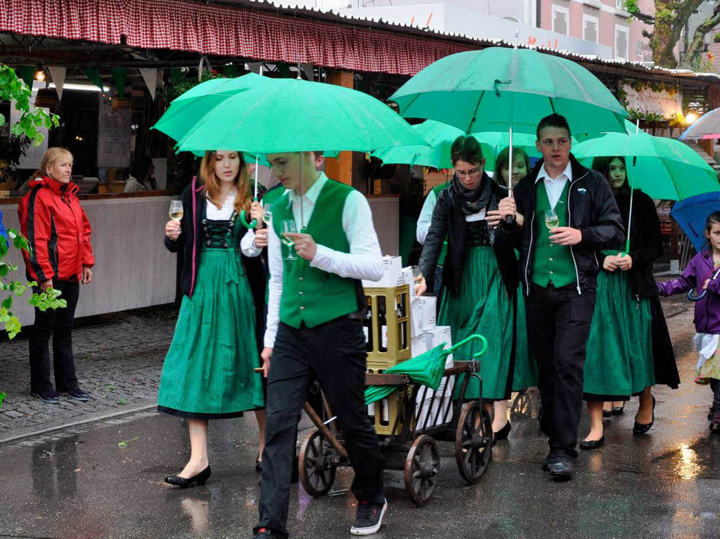 Auch Dauerregen konnte der guten Stimmung von Gsten und Honoratioren bei der Erffnungsfeier der Weintage nichts anhaben.