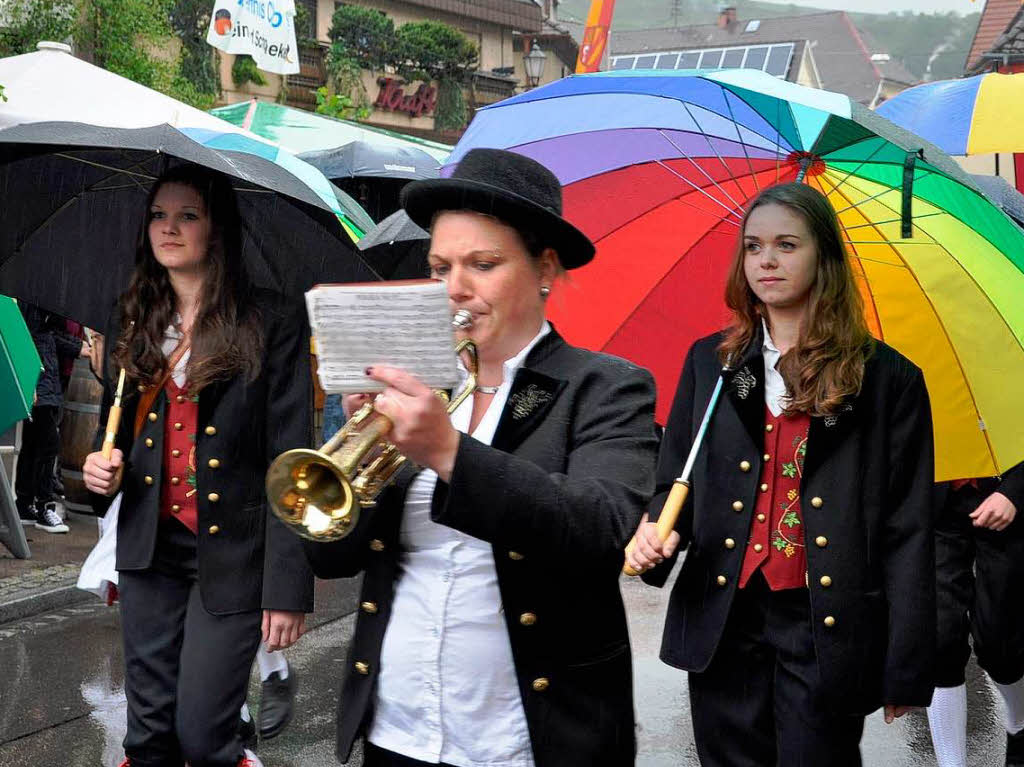 Auch Dauerregen konnte der guten Stimmung von Gsten und Honoratioren bei der Erffnungsfeier der Weintage nichts anhaben.