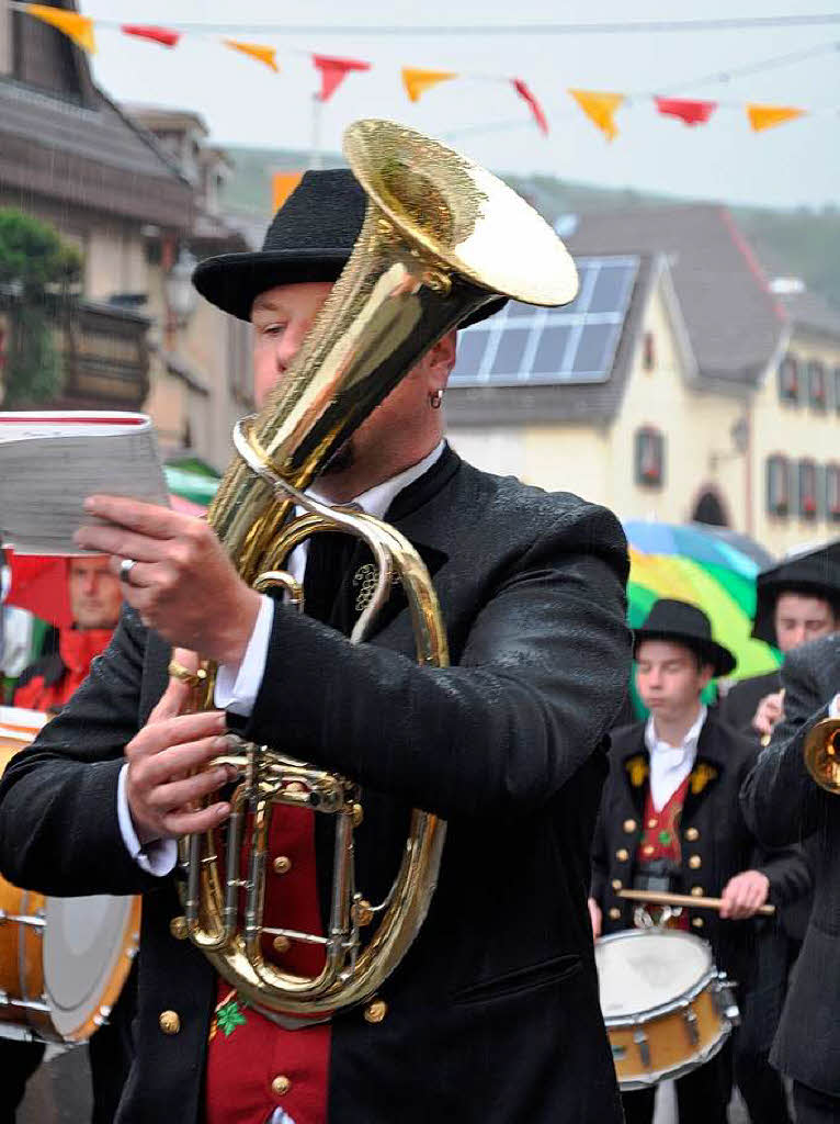 Auch Dauerregen konnte der guten Stimmung von Gsten und Honoratioren bei der Erffnungsfeier der Weintage nichts anhaben.