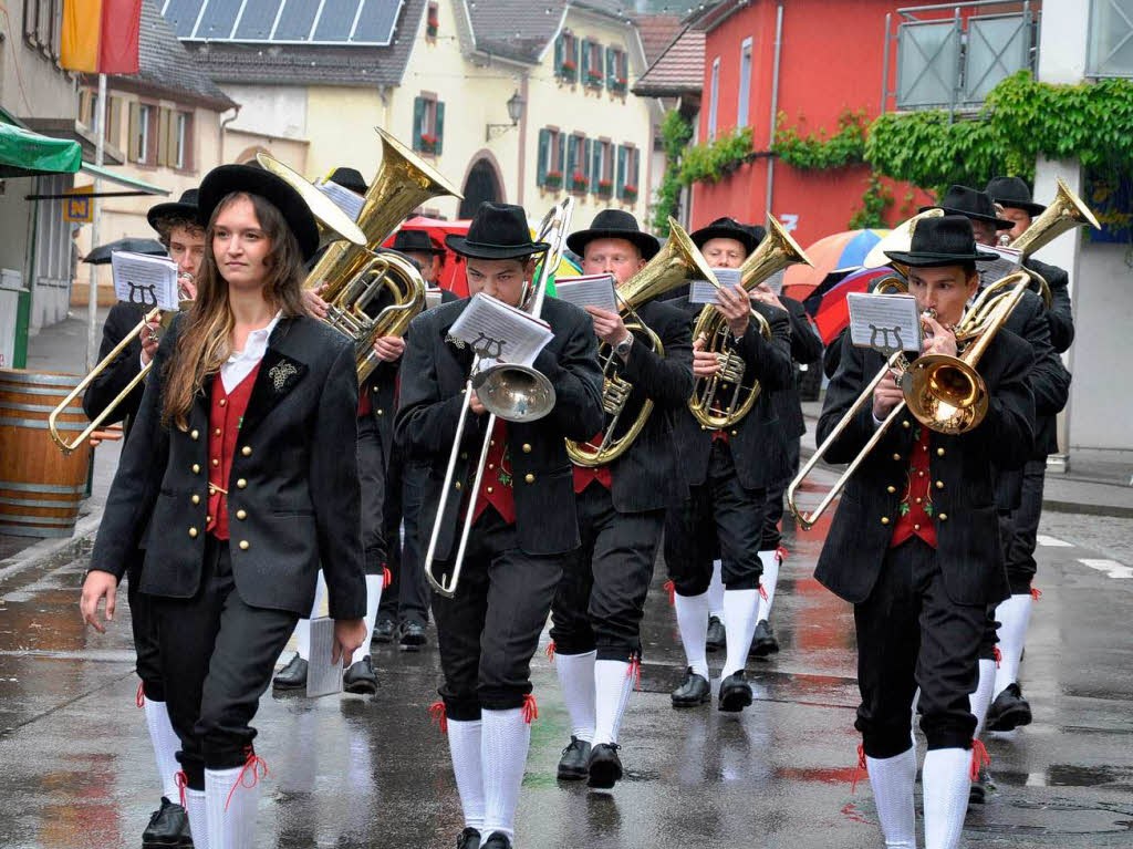 Auch Dauerregen konnte der guten Stimmung von Gsten und Honoratioren bei der Erffnungsfeier der Weintage nichts anhaben.