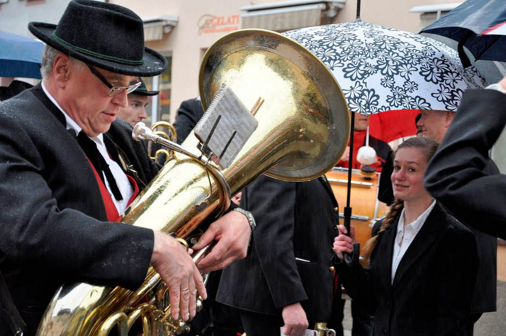 Auch Dauerregen konnte der guten Stimmung von Gsten und Honoratioren bei der Erffnungsfeier der Weintage nichts anhaben.