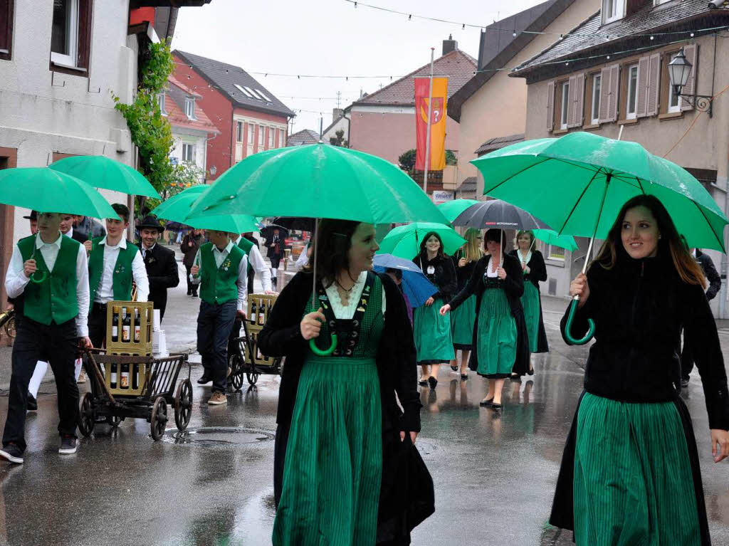 Auch Dauerregen konnte der guten Stimmung von Gsten und Honoratioren bei der Erffnungsfeier der Weintage nichts anhaben.