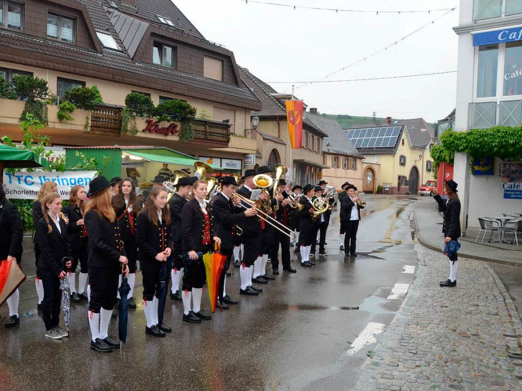 Auch Dauerregen konnte der guten Stimmung von Gsten und Honoratioren bei der Erffnungsfeier der Weintage nichts anhaben.