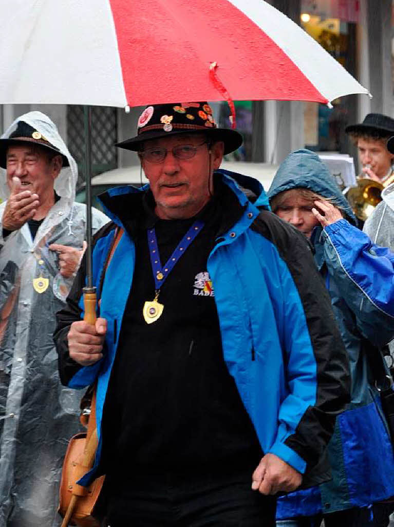 Auch Dauerregen konnte der guten Stimmung von Gsten und Honoratioren bei der Erffnungsfeier der Weintage nichts anhaben.