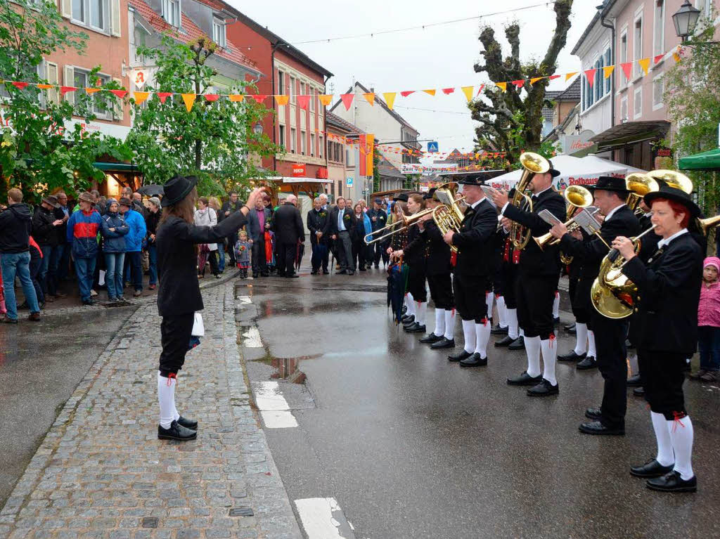 Auch Dauerregen konnte der guten Stimmung von Gsten und Honoratioren bei der Erffnungsfeier der Weintage nichts anhaben.