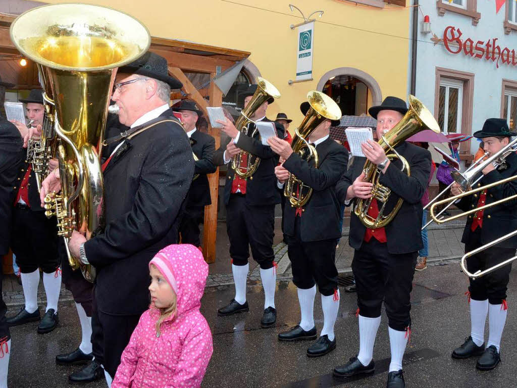 Auch Dauerregen konnte der guten Stimmung von Gsten und Honoratioren bei der Erffnungsfeier der Weintage nichts anhaben.