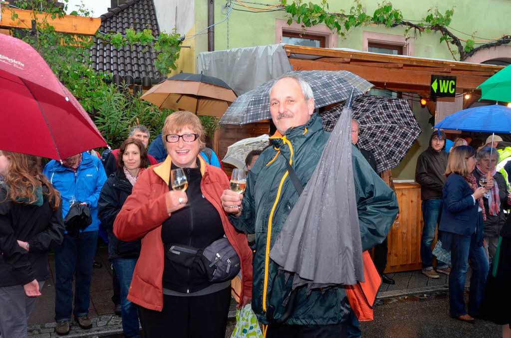 Auch Dauerregen konnte der guten Stimmung von Gsten und Honoratioren bei der Erffnungsfeier der Weintage nichts anhaben.