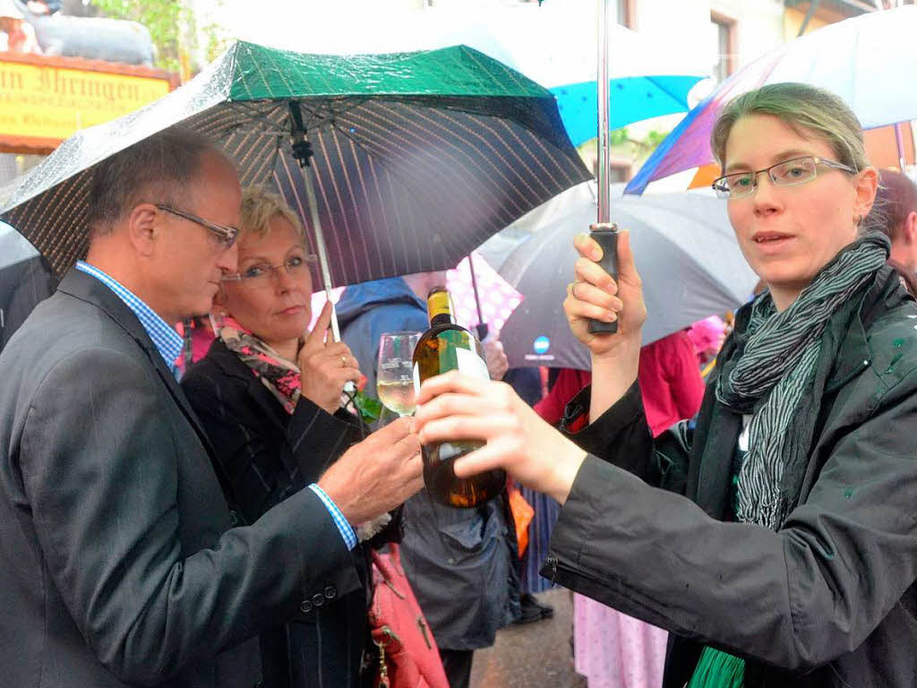 Auch Dauerregen konnte der guten Stimmung von Gsten und Honoratioren bei der Erffnungsfeier der Weintage nichts anhaben.