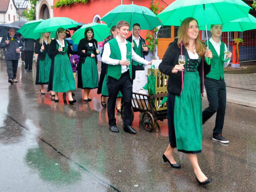 Auch Dauerregen konnte der guten Stimmung von Gsten und Honoratioren bei der Erffnungsfeier der Weintage nichts anhaben.