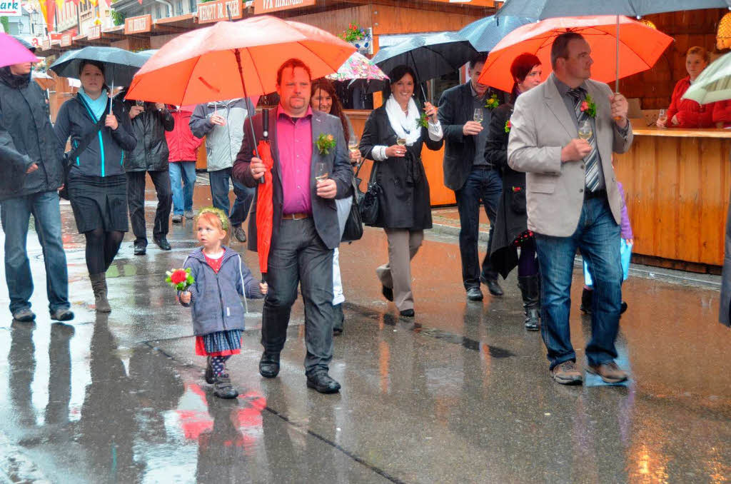 Auch Dauerregen konnte der guten Stimmung von Gsten und Honoratioren bei der Erffnungsfeier der Weintage nichts anhaben.