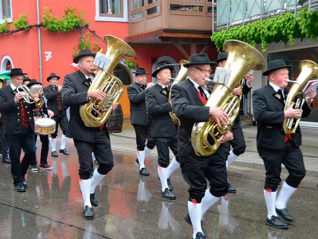 Auch Dauerregen konnte der guten Stimmung von Gsten und Honoratioren bei der Erffnungsfeier der Weintage nichts anhaben.