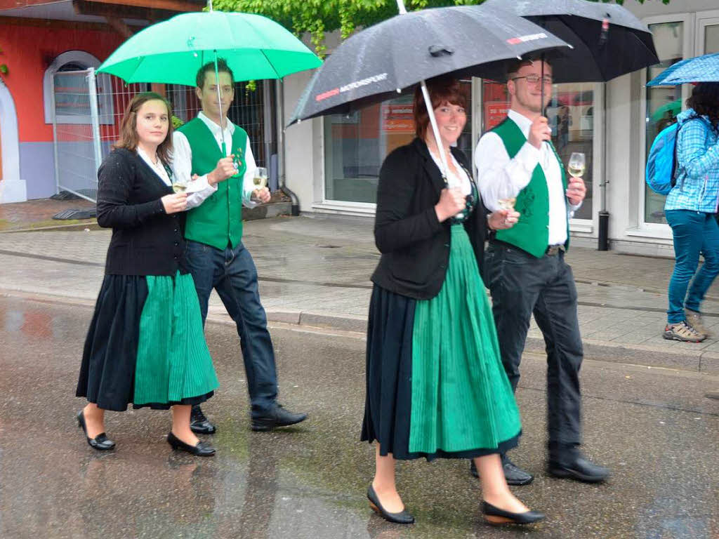 Auch Dauerregen konnte der guten Stimmung von Gsten und Honoratioren bei der Erffnungsfeier der Weintage nichts anhaben.